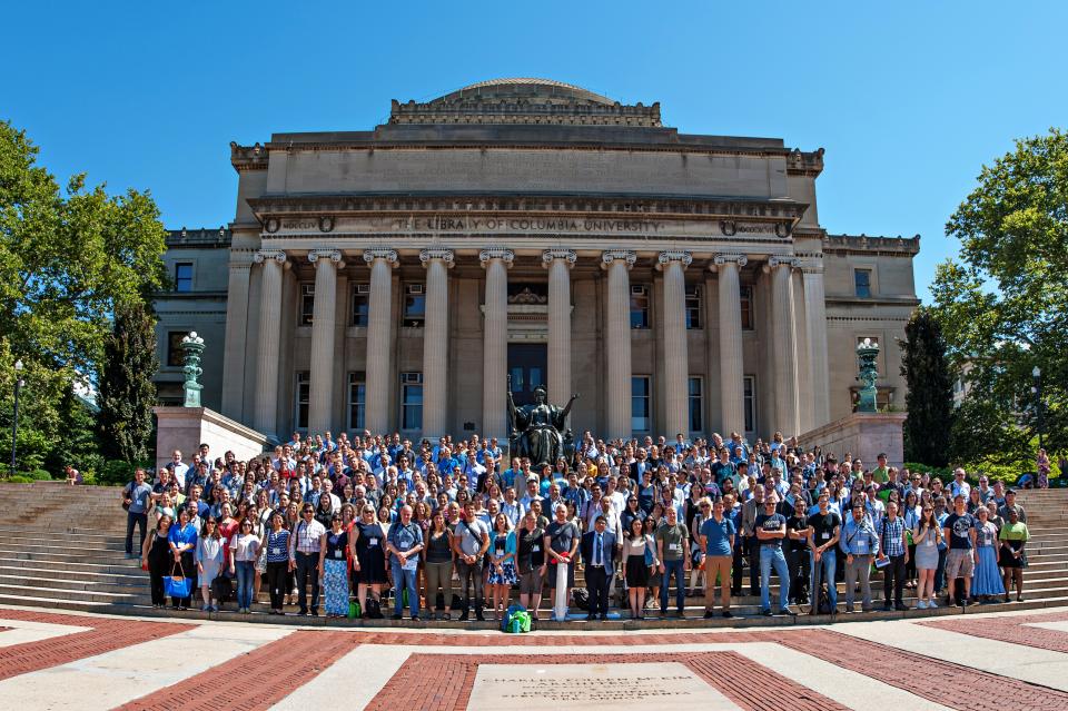 IMPS 2018 group photo, a few hundred people standing in front of the Columbia University library
